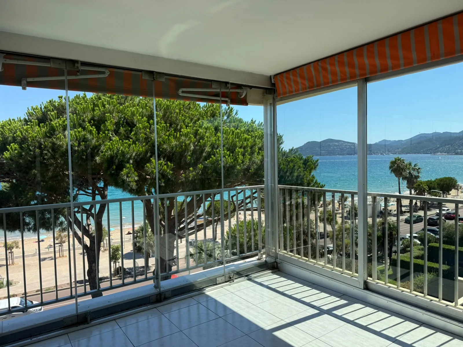 Glazed terrace with views over the bay of Cannes