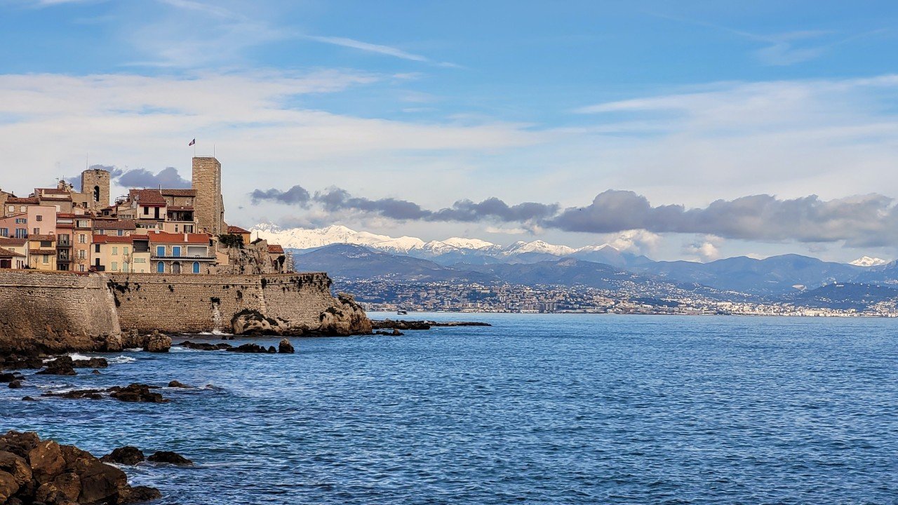 Read more about the article 🎿⛰️ Unveiling the Treasures of the French Riviera: Where Surf Meets Snow