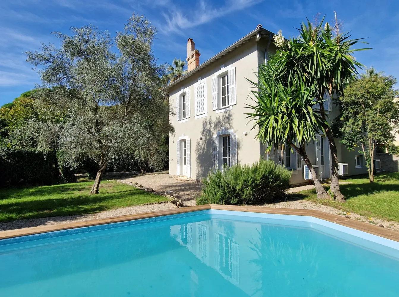 Ref: 15349, 6 Bedroom villa, walking distance to the beach (€1,190,000)